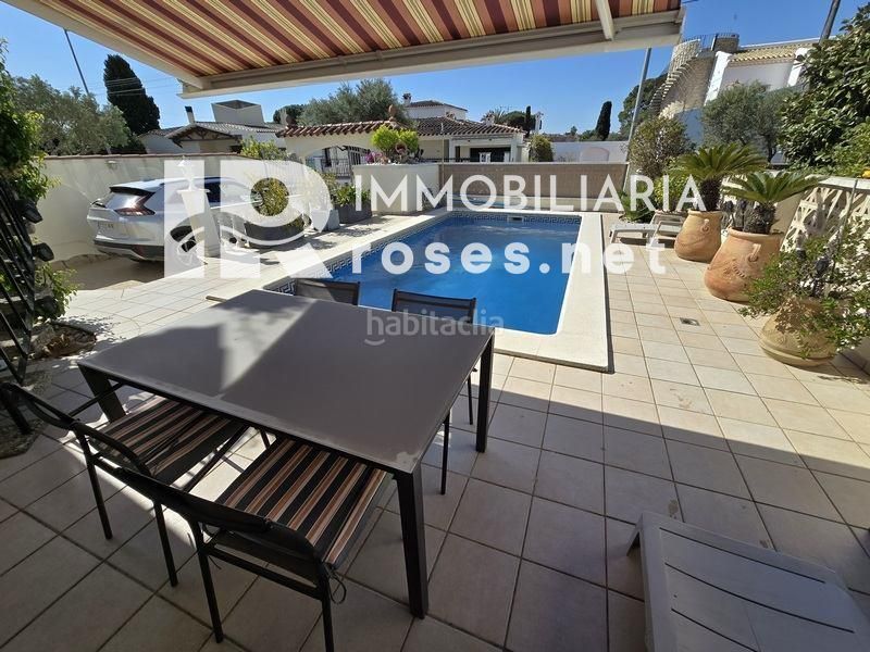 Foto 7b89f41b-b189-407f-a9d2-547c0d1445b3. Casa amb aparcament piscina a Peni Empuriabrava