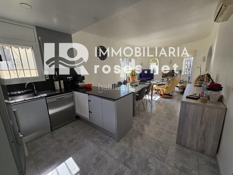 Foto 8a05d634-edc4-41be-8bd4-16737220ea34. Casa amb aparcament piscina a Peni Empuriabrava