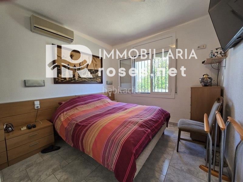 Foto a80a8a33-9a15-4a23-b7bd-3690ffe18f4c. Casa amb aparcament piscina a Peni Empuriabrava