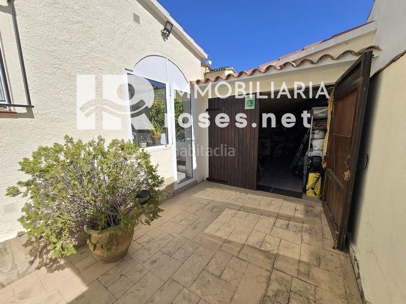 Foto e3ca397d-e9c6-40a2-bb05-c8dc91beec09. Casa amb aparcament piscina a Peni Empuriabrava