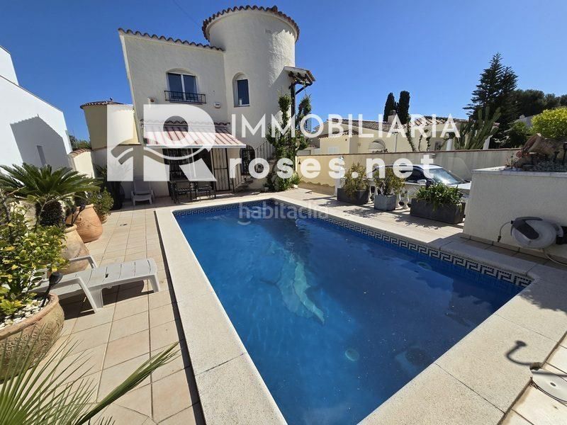 Foto f587faaa-f552-457e-953c-c1a66519dab8. Casa amb aparcament piscina a Peni Empuriabrava