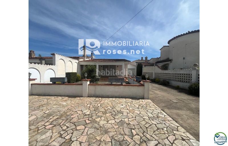 Foto 6921464e-af81-4077-b8e5-70e756dd95e2. Casa amb aparcament a Peni Empuriabrava