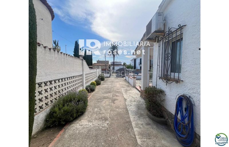 Foto c2f1900d-66e5-4743-9e3d-706a02f20913. Casa amb aparcament a Peni Empuriabrava