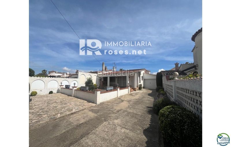 Foto e8b8d290-562c-43ee-9a0e-0c797e8f81f2. Casa amb aparcament a Peni Empuriabrava
