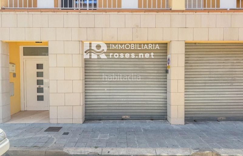 Foto c2256af9-ca0f-4fc5-99c5-658e256a2d8b. Aparcament cotxe a Centre Roses