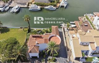 Xalet  Fluvia. Chalet independiente con 24 m de amarre y gran potencial