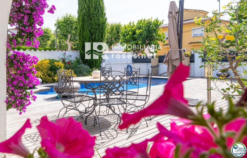 Foto 0c1d693b-f0d8-4d93-b5e4-90eb0c3f718b. Casa amb aparcament piscina a Peni Empuriabrava