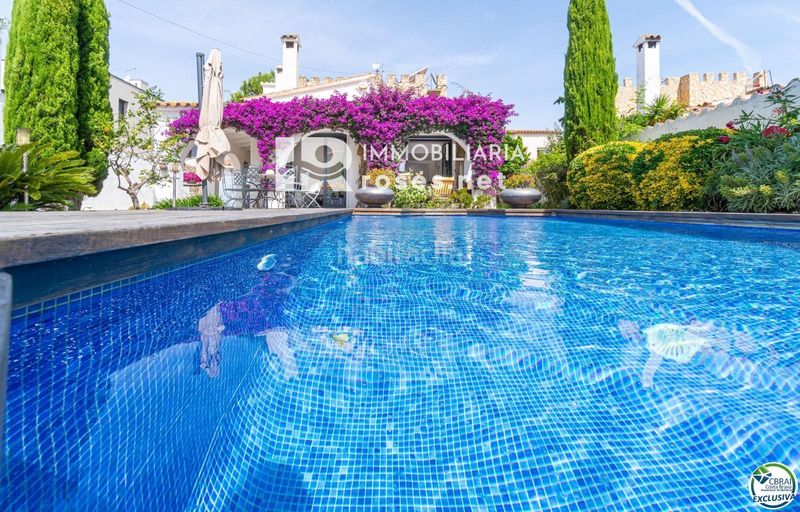Foto 8f70fd83-cd1f-4a2f-9bda-bd47c33d5800. Casa amb aparcament piscina a Peni Empuriabrava