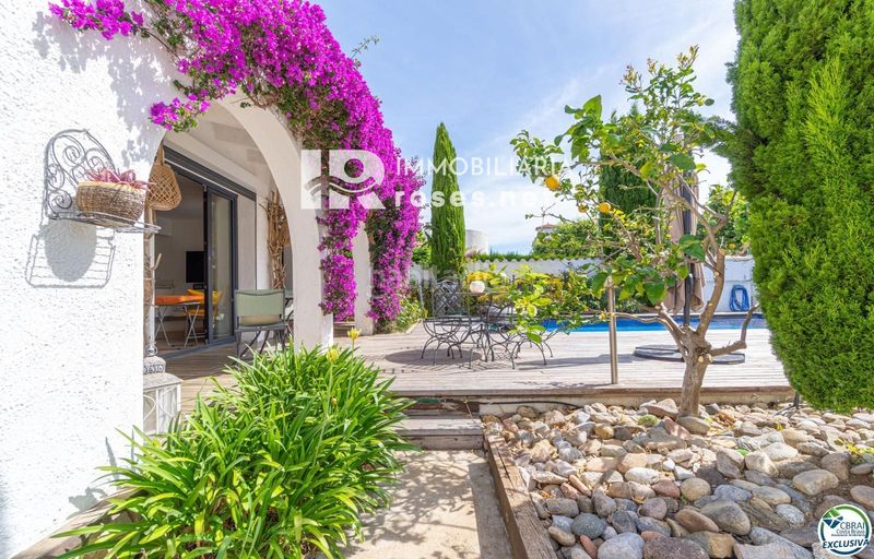 Foto a3f127ed-eb8d-41e2-b187-ccb98e6cca47. Casa amb aparcament piscina a Peni Empuriabrava