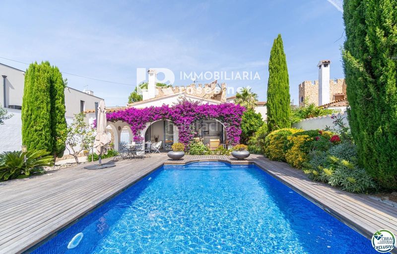 Foto bb9d8f40-f25a-42c7-a54b-6e779959fd1d. Casa amb aparcament piscina a Peni Empuriabrava