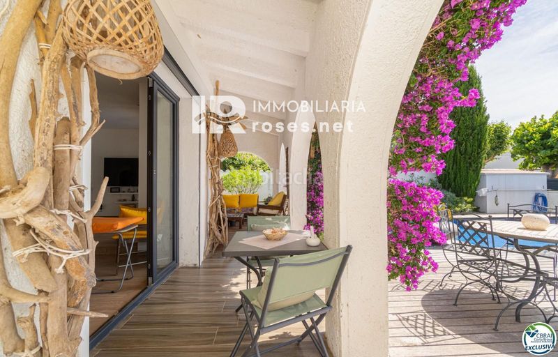 Foto be74f0a4-cc0e-4abc-9fa1-8e2c80080057. Casa amb aparcament piscina a Peni Empuriabrava