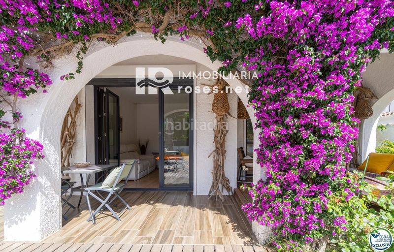 Foto c4dda9c4-eed2-459d-8b2a-5a4ab5e9a5a5. Casa amb aparcament piscina a Peni Empuriabrava
