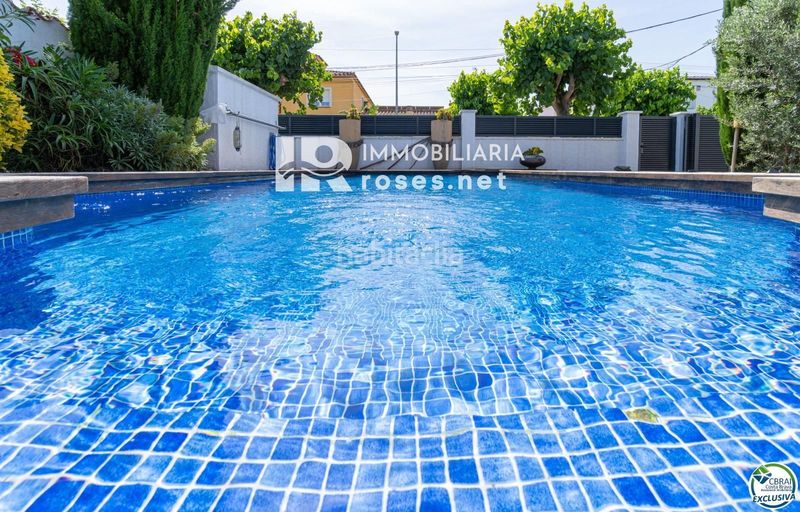 Foto c80e300a-2a97-4dd2-a60e-3bc54db80900. Casa amb aparcament piscina a Peni Empuriabrava