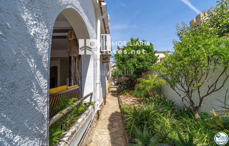 Foto d1cd9868-8f95-4e68-9616-66021494e8c0. Casa amb aparcament piscina a Peni Empuriabrava