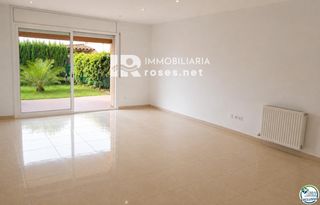 Haus  Arenal. Bonita casa en la entrada de empuriabrava