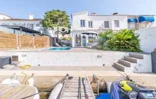 Casa  Del port joan. Elegante villa con piscina, amarre y acceso directo al canal de