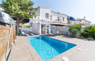 Xalet  Del port joan. Elegante villa con piscina, amarre y acceso directo al canal de