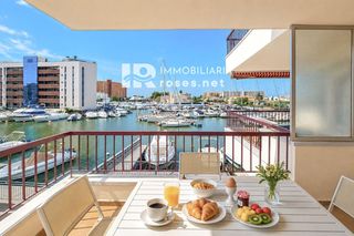 Piso  De la playa. Tu rincón junto al mar en roses terraza con vistas al canal y pa