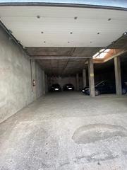 Autoparkplatz in Centre. Gran garaje en el centro de roses