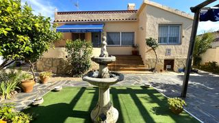 Casa  Del penedes. Encantadora casa independiente en mas boscà