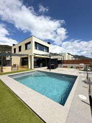 Maison  Roses. Villa moderna con piscina y vistas panorámicas en palausaverdera