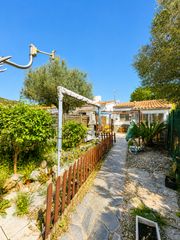 Casa  Girones. Encantadora casa en una sola planta con jardín y gran potencial