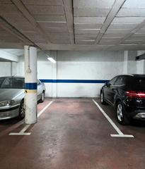 Car parking in Carrer de l'alguer 9. Coche mediano