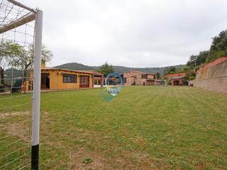 Xalet a Urbanitzacio de vall repos 90. Chalet con piscina y vistas a las gavarras