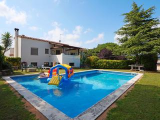 Xalet a Carrer del montclar 11. Chalet con piscina en mas trempat