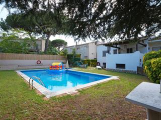 Xalet a Carrer del montclar 11. Chalet con piscina en mas trempat