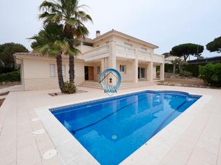 Xalet  Carrer pitxot. Chalet de materiales nobles en fenals, platja d’aro