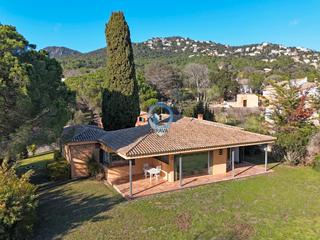 Chalet  Carrer salvador duran. Refugio mediterráneo de serenidad y confort en santa cristina d’