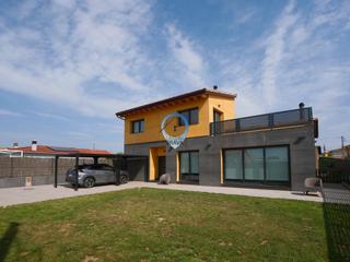 Xalet  Carrer manel alemany. Moderna vivienda familiar en fontcoberta con espacios amplios y