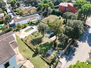 Terrain résidentiel  Carrer occitània. Terreno urbano con piscina en calonge: el lienzo perfecto para t