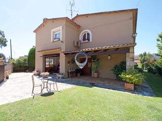 Chalet à Carrer salvador dalí 36. Una casa en la costa brava donde caben todos y aún sobra espacio