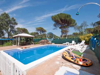 Chalet  Carrer lluna. Tu casa con piscina en vidreres. una para vivirla de verdad.