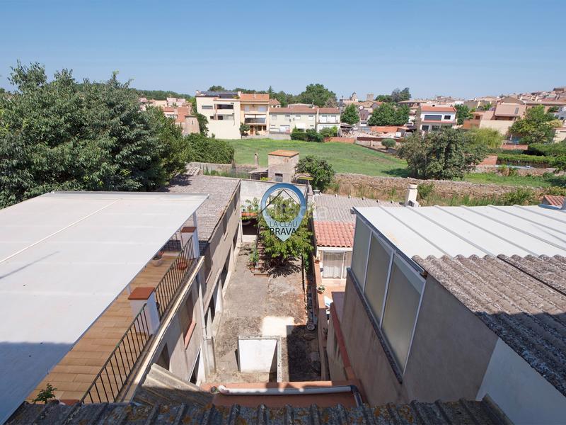 Foto 4c639f7c-f332-44c1-afd3-c838a7fe3386. Casa la casa que os une… sin meteros todos en la misma planta. en Llagostera