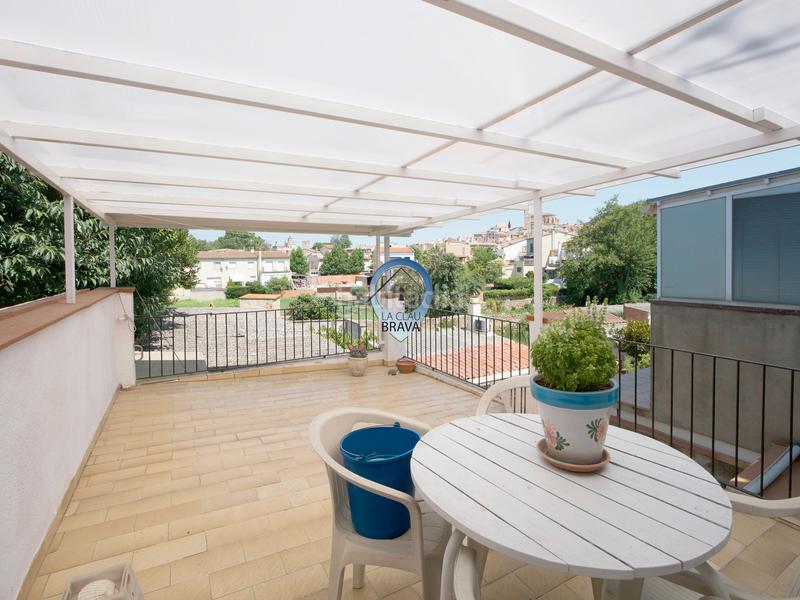 Foto 5a6c055b-100e-4c44-af60-2a0eccf880a9. Casa la casa que os une… sin meteros todos en la misma planta. en Llagostera