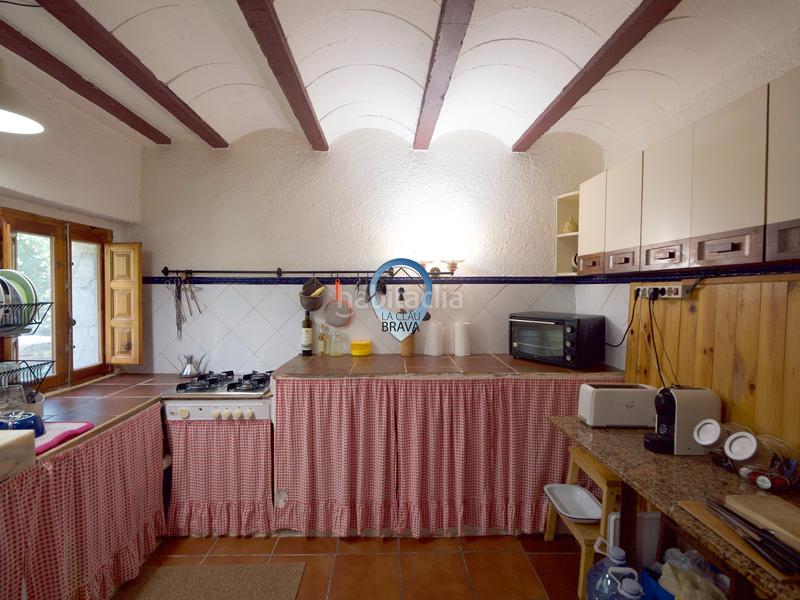 Foto b4b756ec-66bb-47e4-ac48-d7da17470989. Masía  en venta , girona – 12.700 m² de terreno privado y agua propia en Arbúcies