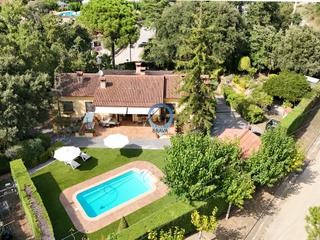 Casa  Urbanització can carbonell. Una casa con jardín, piscina, y mucho más que eso.