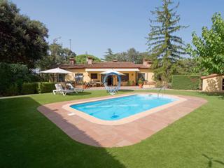 Casa  Urbanització can carbonell. Una casa con jardín, piscina, y mucho más que eso.