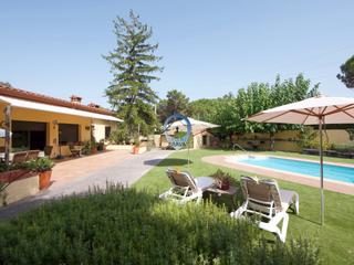 Maison  Urbanització can carbonell. Una casa con jardín, piscina, y mucho más que eso.