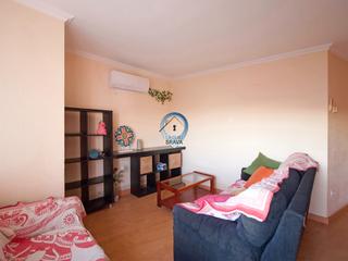 Etagenwohnung  Carrer de cabanyes. Piso con espacio, luz y buena energía — perfecto para empezar un