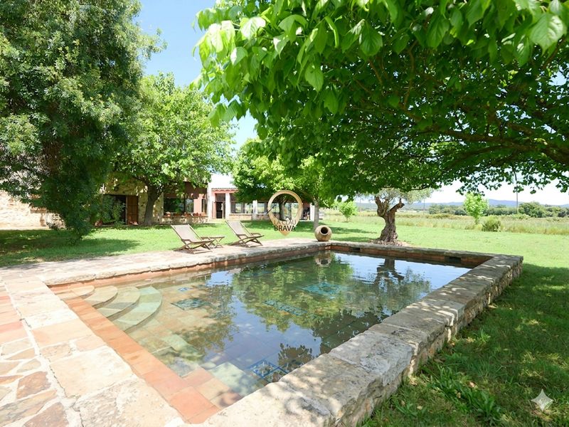 Foto 71b9a997-6981-4fe3-8bd2-0911d5f5898a. Masia amb xemeneia calefacció aparcament a Cassà de la Selva