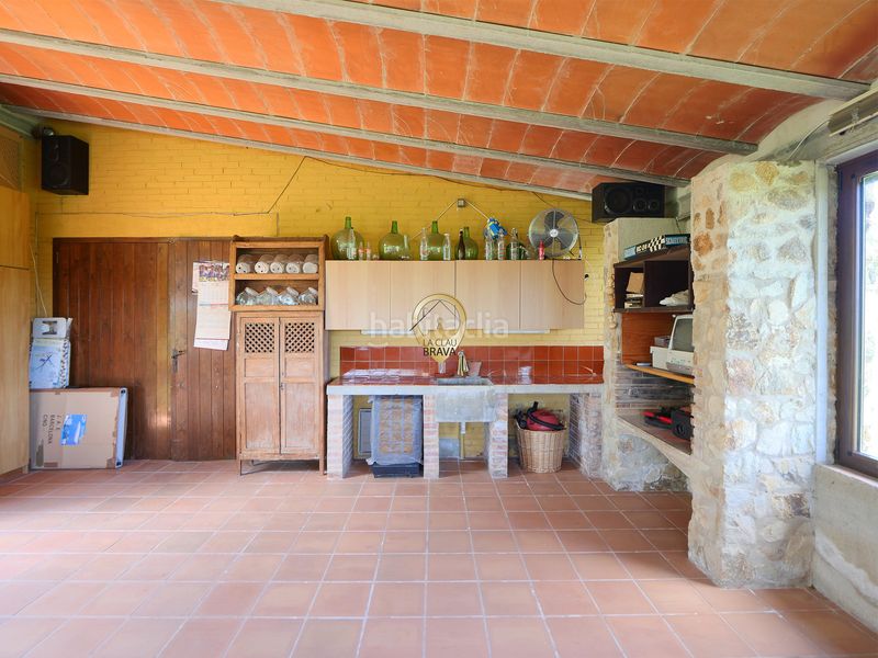Foto a9866365-1643-45cb-ad47-39c2370561ed. Masia amb xemeneia calefacció aparcament a Cassà de la Selva
