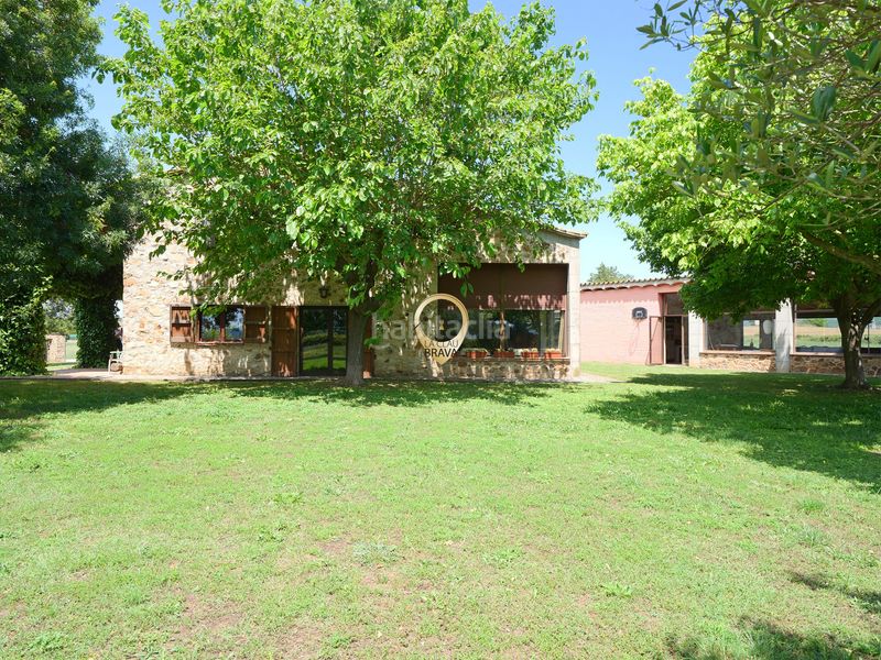 Foto c45865b9-cb14-4253-a83d-f6b1894bb9df. Masia amb xemeneia calefacció aparcament a Cassà de la Selva