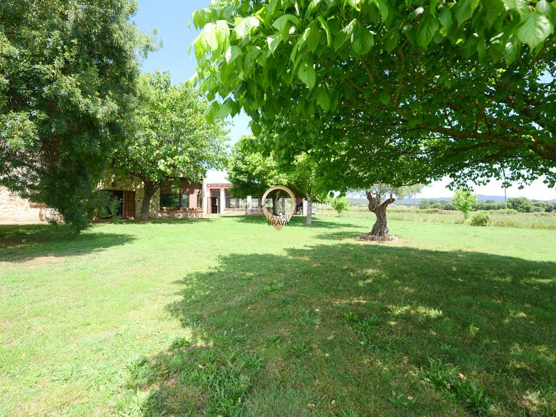 Foto ffdd2e29-b828-46f5-9f3f-3d75b9ff95e7. Masia amb xemeneia calefacció aparcament a Cassà de la Selva