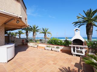 Piano terra  Urbanització torre valentina. La terraza mira al mar. el garaje se ríe de las plazas pequeñas