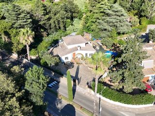 Chalet  Avinguda de la costa brava. La casa que no tendrás que abandonar cuando la familia vuelva a