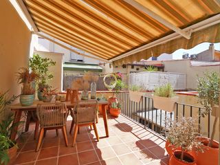 Maison jumelée à Eixample. Tres habitaciones. y una casa que sigue al aire libre